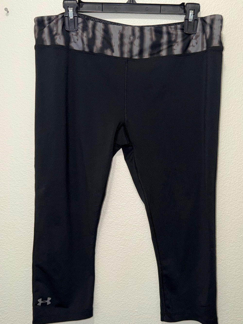 Under Armour fitted black capri leggings, heatgear, woman's XL